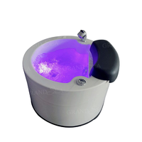 Pédicure spa à prix abordable, moderne, autoportante, en acrylique, pour salon de beauté, avec bain à remous massant, lumières LED multicolores et drain.