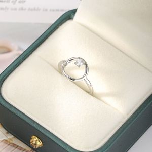 Anello rotondo tono argento Anello alla moda da donna Accessorio per dita in stile minimalista Design elegante - Product Image 3