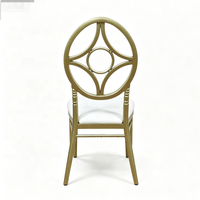 Chaise d'événement en métal doré et argenté avec dossier découpé en anneau concentrique, pieds à tiges et assise rembourrée blanche douce – Mobilier de fête