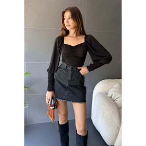 Blusa Elegante Negra para Mujer, con Cuello en Forma de Corazón, Fruncido en el Frente y Puños, Tela Suave de Poliéster y Lycra para Uso Casual - Product Image 2