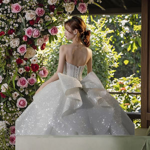 Robe de mariée élégante avec nœud au dos | Décolleté français en cœur avec train cathédrale et soutien grande taille - Product Image 3