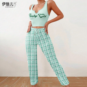 Conjunto de ropa para estar en casa de estilo europeo y americano para mujer, con chaleco, pantalones a cuadros con bloques de color y top con estampado de letras. - Product Image 3