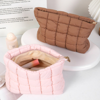 Neue Modische Damen-Kosmetiktasche Gepolsterte Gesteppte Puffer-Kosmetiktasche Große Lippenstift-Toilettentasche Organizer Kosmetiktasche Clutch für Schönheit