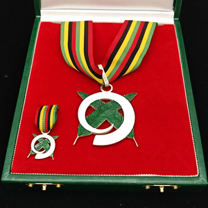 Set di Medaglie Commemorative in Metallo di Alta Qualità con Design Personalizzato in Stile Sportivo e Mini Distintivo Abbinato - Product Image 4