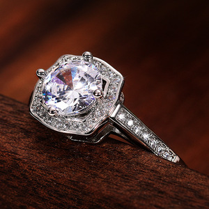 Anello Quadrato con Cristalli Pavé per Donne, Accessorio Moda Geometrico Unico per Uso Quotidiano e Feste - Product Image 3