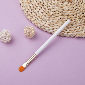 Pincel de maquillaje corrector de cejas de cerdas sintéticas individuales profesionales artista de maquillaje mango de madera blanca logotipo personalizado - Product Image 2