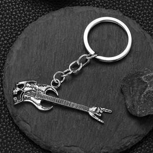 Llavero con diseño de esqueleto de guitarra bajo estilo hip hop vintage para hombre, accesorios musicales únicos, regalos promocionales - Product Image 1