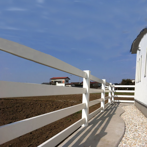 لوح سياج خيول بتصميم بسيط وسهل التجميع، سياج خيول خارجي من PVC بأربع قضبان مع بوابات تعريشة - Product Image 3