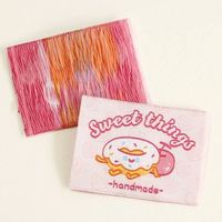 Prix d'usine, certifié OEKO-TEX, écologique, doux pour la peau, polyester, découpe ultrasonique, enroulé, plié, étiquette personnalisée à motif anime