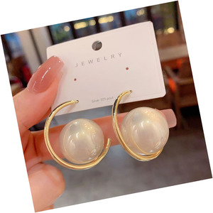 <span class=keywords><strong>Orecchini</strong></span> a C con <span class=keywords><strong>Perle</strong></span> in Stile Coreano per Donne e Ragazze, Accessori di Moda Trendy - Product Image 2