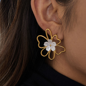 <span class=keywords><strong>Orecchini</strong></span> a fiore in <span class=keywords><strong>acciaio</strong></span> inossidabile 316L placcati oro con perle ipoallergeniche da donna gioielli regalo - Product Image 3