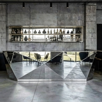 Miroir de comptoir à facettes géométriques en acier inoxydable poli sur mesure pour bar à cocktails et café commercial, design moderne