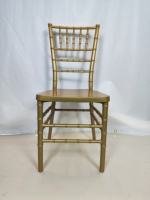 Chaise moderne Chiavari Celina en résine PC dorée pour les repas en plein air et les fêtes Mobilier d'extérieur durable