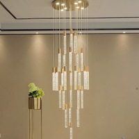 Lustre en cristal d'escalier de lumière pendante de plafond élevé mené par décoration moderne de lobby d'hôtel