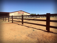 Clôture pour chevaux en PVC noir à 4 rails et clôture de paddock en plastique de 1,80 m de haut pour arène équestre de ferme