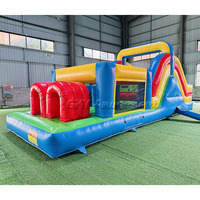Structure gonflable commerciale combinée colorée avec toboggan et parcours d'obstacles pour enfants et adultes