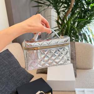 Sac à bandoulière de luxe haut de gamme authentique pour femme, de marque de créateur, couleur unie, avec fermeture éclair et chaînes, idéal pour l'été, l'automne et le printemps - Product Image 3