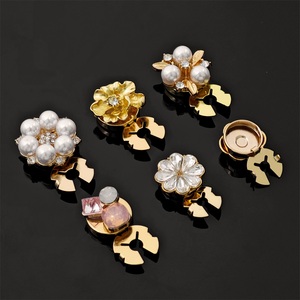 Boutons décoratifs de luxe en perles florales, avec motif papillon et strass métalliques, pour chemisiers et vêtements féminins. - Product Image 3