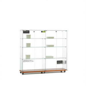 Vitrina Moderna de Vidrio de 160 cm de Ancho y 90 cm de Alto con Puertas con Cerradura y Ruedas, Base de Madera de Cerezo - Product Image 2