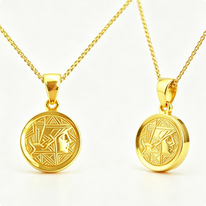 Pendentif circulaire plaqué or sur le thème de la pyramide avec collier médaillon à motif en relief - Product Image 1
