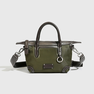 Sacs fourre-tout et bandoulière unisexe en nylon imperméables, petit format, style vintage, avec logo personnalisé, détails fermeture éclair et bouton, design tendance et mode - Product Image 2