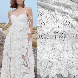 Venta al por mayor de China guipur bordado tela de encaje blanco 3D calcomanía flor Soluble en agua encaje nigeriano blusa telas