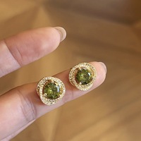 Anting-anting stud zircon bunga empat daun hijau zaitun bergaya retro Prancis, dilapisi tembaga dengan lapisan emas asli, set perhiasan anting.