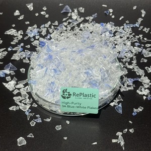 Fiocchi di PET Riciclato Blu e Bianchi per Film da Imballaggio e Produzione di Articoli in Plastica, Compostione Polimerica, Granulazione Plastica - Product Image 3
