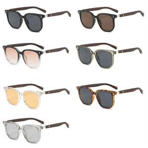 Gafas de Sol Retro 2023 con Logotipo Personalizado, Montura Grande para Hombre y Mujer, Protección UV400, Diseño Cuadrado con Textura de Madera - Product Image 6