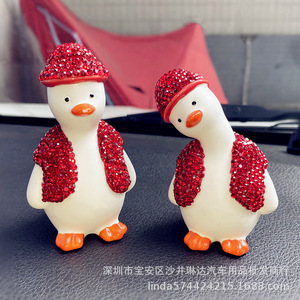 Ornement de voiture en forme de canard mignon, décoration de tableau de bord en céramique avec écharpe rouge et chapeau pour la décoration intérieure du véhicule - Product Image 1