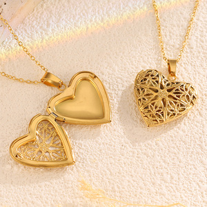 Collana con Ciondolo a Cuore Vintage in Acciaio Inossidabile, Catena a Onda d'Acqua Placcata Oro, Gioiello Raffinato e di Lusso per Signore - Product Image 4