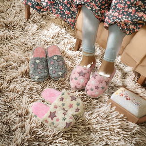 Chaussons d'intérieur pour femmes, en peluche, motif étoile et cœur, en polaire, à bout fermé, avec semelle extérieure antidérapante en TPR, chauds et confortables - Product Image 2