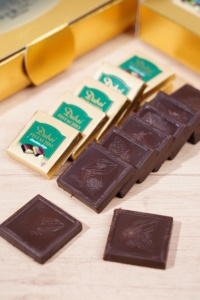 Chocolat noir amer premium à la <span class=keywords><strong>pistache</strong></span>, garni <span class=keywords><strong>de</strong></span> copeaux <span class=keywords><strong>de</strong></span> noix et <span class=keywords><strong>de</strong></span> <span class=keywords><strong>sirop</strong></span>, prêt à consommer, 60g KENLAIFU - Product Image 3