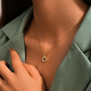 Collier pendentif cercle orné de zircons cubiques en acier inoxydable plaqué or 18 carats pour femme cadeau - Product Image 1