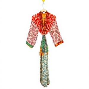 Ensemble de pyjama d'été ample et long pour femme, style bohème, vintage, en satin de soie coloré, longueur genou, imprimé floral élégant et patchwork, idéal pour les vacances à la plage - Product Image 1