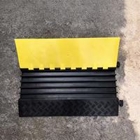 Organizador de Cables Multicanal de Goma y Plástico 900x550x50mm, Protector de Cables con Tapa Amarilla, Cubierta de Cables Resistente para Seguridad Vial