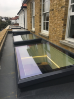 Fenêtre de toit en aluminium à triple vitrage à faible émissivité, à rupture de pont thermique et à haute efficacité énergétique