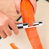 Hoge kwaliteit roestvrijstalen keukenhulp, snelle handmatige bediening, fruit- en groentesnijder met houten handvat.
