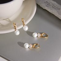 Boucles d'oreilles créoles ovales J&D Jewelry en acier inoxydable plaqué or 18 carats, étanches, avec zircone blanche et perle de verre, pour femme, cadeau