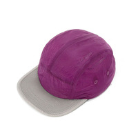 Gorra de running de alto rendimiento de 5 paneles de nailon con cordón ajustable, visera plana rígida de dos tonos para deportes al aire libre y senderismo