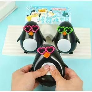 Jouet à presser pingouin dansant en plastique, anti-stress pour jeunes, jouet sensoriel unisexe - Product Image 1