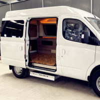 Transfert de patient en fauteuil roulant vers une voiture, un fourgon, une minivan, véhicule électrique hydraulique pour fauteuil roulant pour personnes handicapées