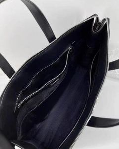 กระเป๋าถือผู้หญิงสไตล์เรโทรสุดหรู ขนาดใหญ่ รับทำโลโก้ ฟังก์ชั่นหลากหลาย เรียบง่าย น้ำหนักเบา หนังแท้ ดีไซน์เนอร์แบรนด์ - Product Image 5