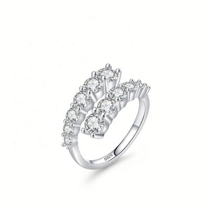 Anillo de Compromiso Clásico de Plata 925 con Circonita para Mujer, Chapado en Rodio, Joyería de Moda que No se Deslustra, con Diseño de Cruz Giratoria en 3D - Product Image 1