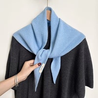 Écharpe triangulaire douce et moelleuse minimaliste pour l'hiver, châle bandana élégant de couleur unie pour femmes