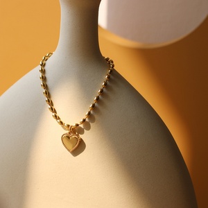 Bracelet en chaîne à billes en acier inoxydable plaqué or avec breloque cœur, vente en gros - Product Image 4