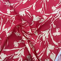 Nouvelle Tendance Tissu Satiné Léger 100% Polyester Imprimé Numérique Rouge Motif Floral pour Robes et Vêtements Lot en Stock