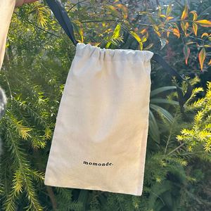 Pochette promotionnelle en coton 100% naturel certifié GOTS, recyclable, avec ruban noir, sac anti-poussière - Product Image 1