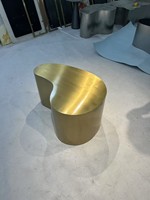 Modèle créatif de mode en acier inoxydable de haute qualité de luxe léger pour le salon et la table d'exposition de café pour la maison et le bureau