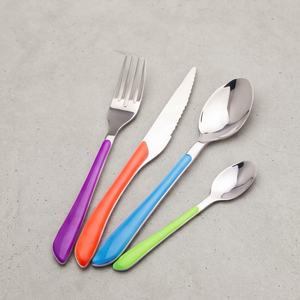 Ensemble de couverts en acier inoxydable coloré avec manches en plastique, compatible lave-vaisselle, design moderne pour le camping et l'usage quotidien - Product Image 1